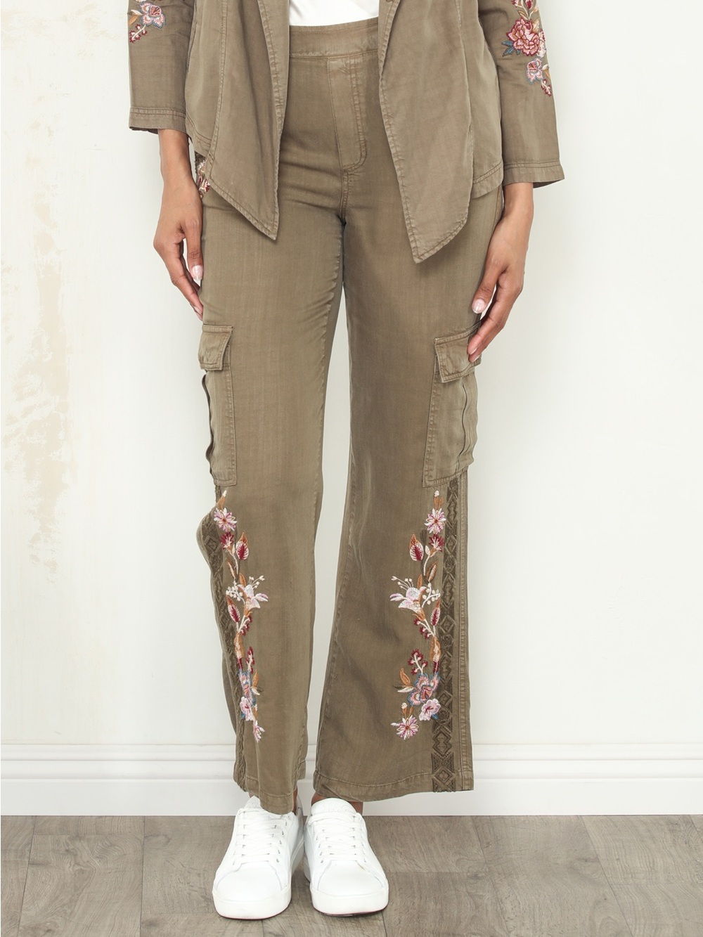 Embroidered Wide-Leg Cargo Pants - Olive
